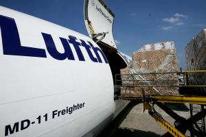 Alle Frachter voll zu tun: Zeitung zum Urlauber, Rosen für die Lieben