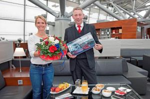 Überraschung in frequentierter Hamburg Airport Lounge