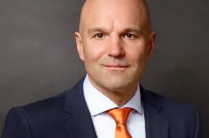 Krystian Pracz sitzt Vorstand der DRF Luftrettung vor
