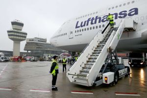Jumbo der Lufthansa landet weiter in Berlin