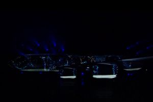 Lasershow lichtet Lufthansas neues Logo auf 747-8
