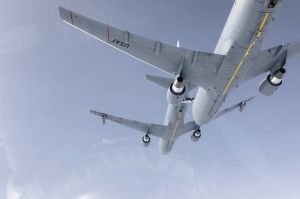 Luft- zu Luftbetankung unter zwei KC-46