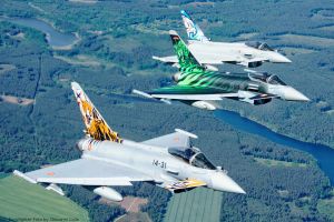 Eurofighter der Luftwaffe fliegen Tiger Meet Award ein
