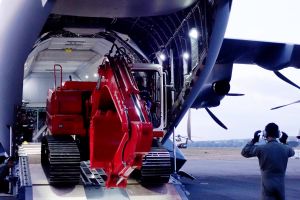 A400M der RMAF bringt Bagger nach Palu