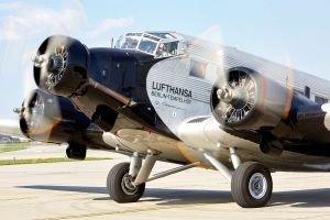 Lufthansa Ju 52 nimmt nach Hamburg die Straße