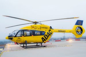 ADAC Rettungshubschrauber fliegt bis in die Nacht