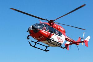 Hubschrauber der DRF fliegt mit Blutprodukten an Bord