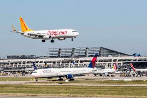 Sonderschichten am Flughafen Stuttgart zur Reisezeit
