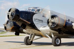 Ju 52 zerlegt und in Deutschland eingelagert