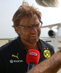 Jürgen Klopp mit der BVB-Mannschaft am Airport Cochstedt