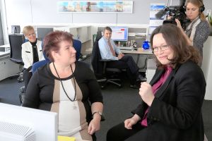 Andrea Nahles besucht Angestellte mit Behinderung am Flughafen Frankfurt