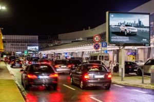 Flughafen-Werbung: Wachstum mit Travel, Luxus und Automobil