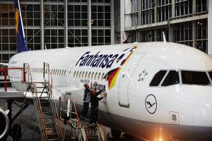 Lufthansa startet Airbus mit Fanhansa-Logo für Fußball-WM