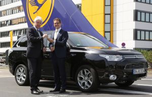 Am Flughafen Frankfurt am Main steht ein Mitsubishi Plug-in Hybrid Outlander bereit