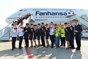 Lufthansa-Boeing 747-8 holt deutsche Fußball-WM-Mannschaft heim