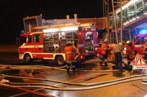 Fliegerbombe und Blitze am Vorfeld des Flughafen Nürnberg