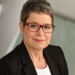 Simone Menne weiter für Finanzen und Aviation Services
