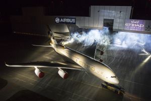 Riesen-Airbus A380 trägt erstmals neuen Schriftzug der Etihad Airways