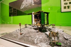 Weltraum-Ausstellung "Outer Space" in Bonn mit Mondstaub und Raumfahrzeugen