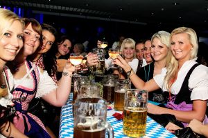 Flughafen Saarbrücken legt wieder Oktoberfest im Terminal auf