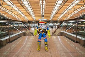 HitchBOT per Flugzeug zum Flughafen Hamburg getrampt