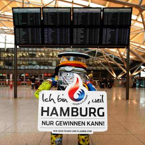 HitchBOT per Flugzeug zum Flughafen Hamburg getrampt