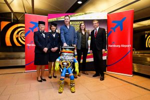 HitchBOT per Flugzeug zum Flughafen Hamburg getrampt