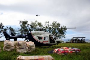 Hubschrauber verteilen Hilfsgüter in Vanuatu