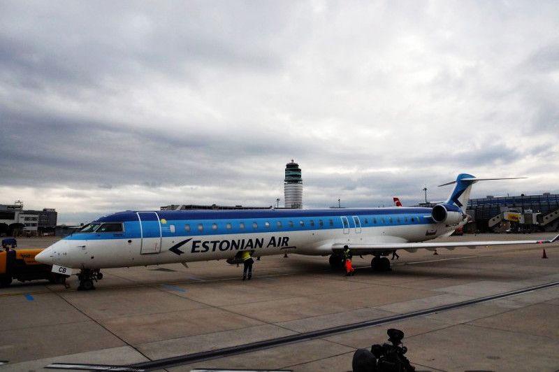 bombardier crj der estonian air verbindet wien mit tallinn