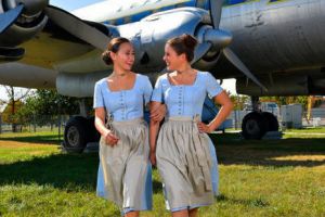 Lufthansa serviert zum Oktoberfest wieder in Trachten