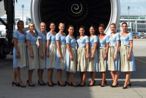 Oktoberfest Trachten-Crew der Lufthansa startet in die USA