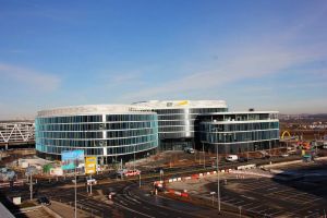 SkyLoop am Flughafen Stuttgart fertig für Ernst & Young