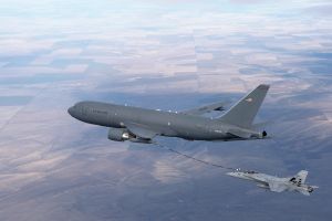 KC-46: Erste Luftbetankung mit Schlauchsystem an F/A-18
