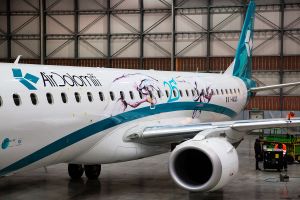 Air Dolomiti feiert 25-Jähriges mit Kunstwerk auf Flugzeug