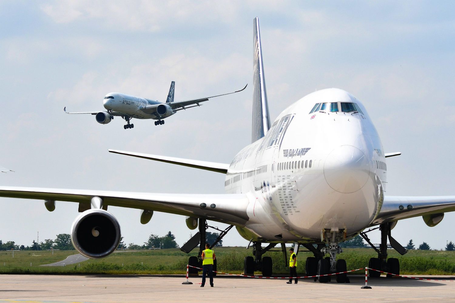 Iron Maiden Bruce Dickinson Fliegt Mit Jumbo Jet Zur Ila Berlin