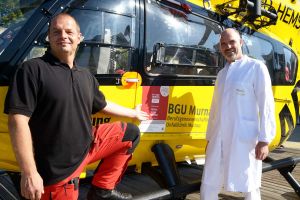 Rettungshubschrauber des ADAC bei Wiederbelebungskampagne