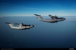 A400M betankt A400M in der Luft