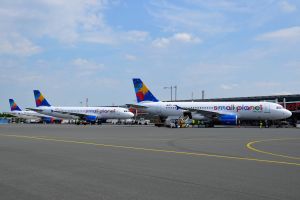Drei Flugzeuge der Small Planet Airlines für acht Ziele am PAD